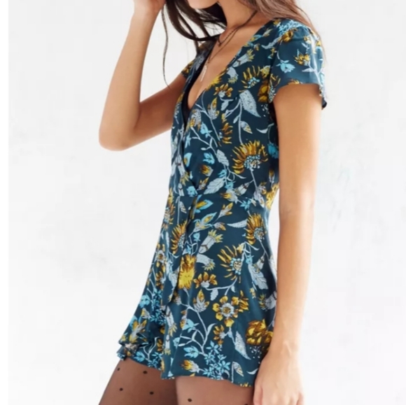 Kimchi Blue Anita Ruffle Front Skort Romper Size 2 - Picture 4 of 4